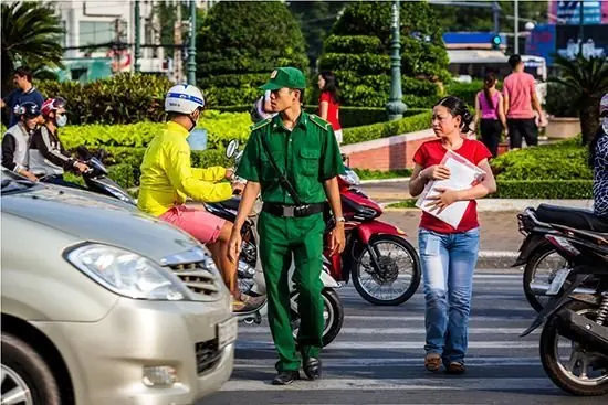 Поліції у В'єтнамі краще не потрапляти, особливо якщо ви, як і більшість туристів, їздите без потрібного водійського посвідчення