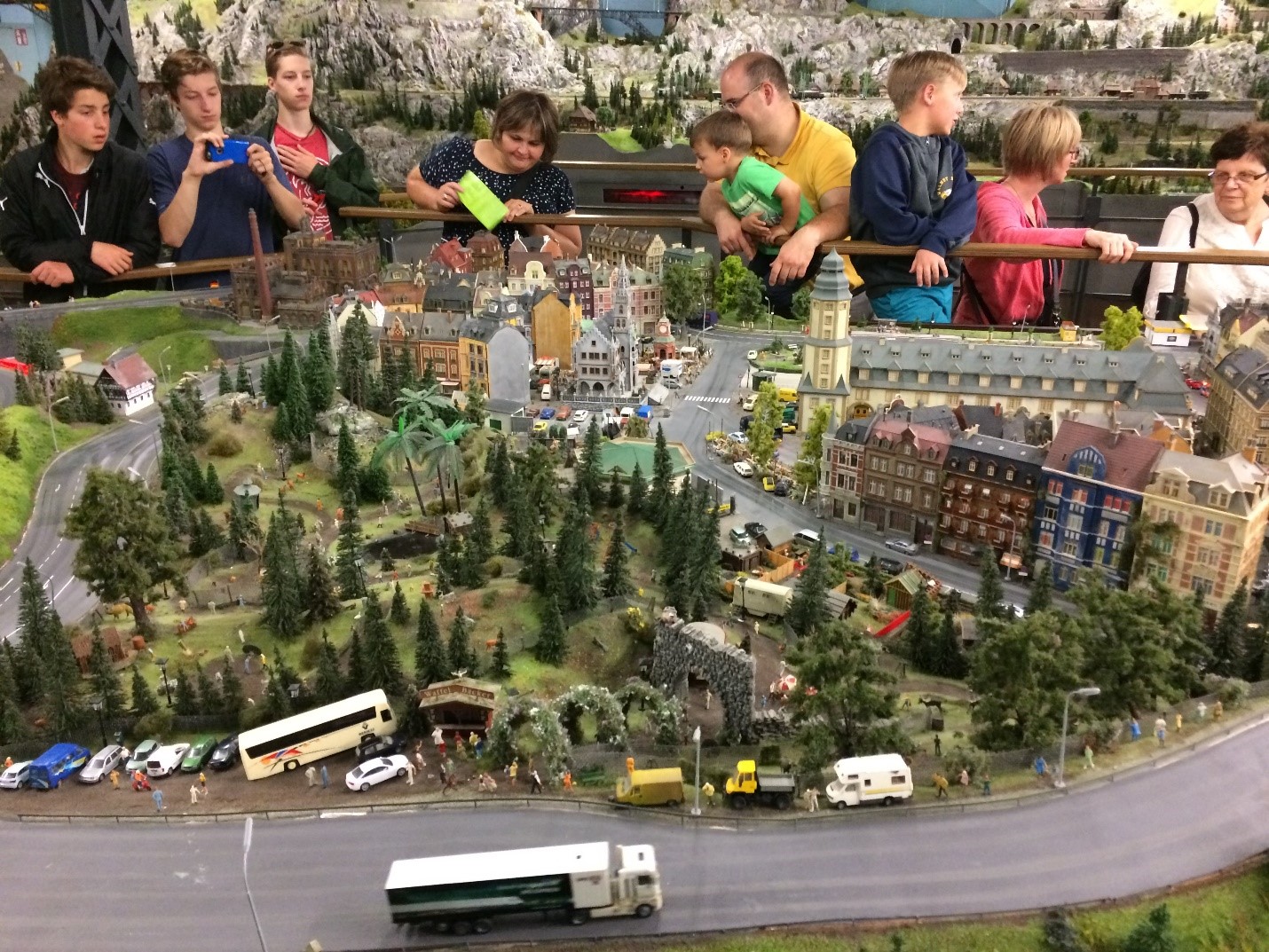 Протягом 13 кілометрів мініатюрної залізниці Miniatur Wunderland можна детально роздивитися пам'ятки Гамбурга, частково -, Швейцарії, США (Лас-Вегас і Гранд-Каньйон), Скандинавії