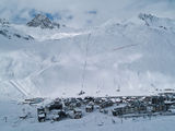 Крім катання на сноуборді або гірських лижах, на деяких курортах, наприклад в Карлових Варах, можна купатися в термальних джерелах