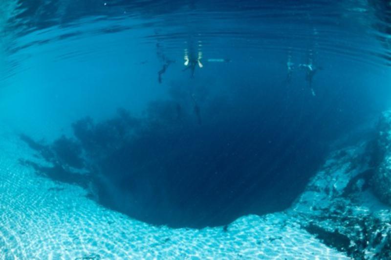 Максимальна глибина - 133м, довжина понад 700 м