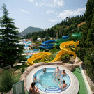 Парк «Крим у мініатюрі» в Алушті розташовується в центральній частині курорті, біля   Алуштинського акваріума   і дельфінарію   «Акварель»