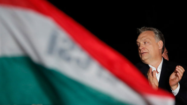 5 травня 2018, 7:38 Переглядів:   Протести в Угорщині тривають, хоча перемогу Фідес ніхто не оспорює - ставиться під сумнів отримання партією конституційної більшості   Угорський прем'єр, лідер партії Фідес Віктор Орбан