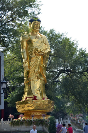 Статуя Будди в монастирі