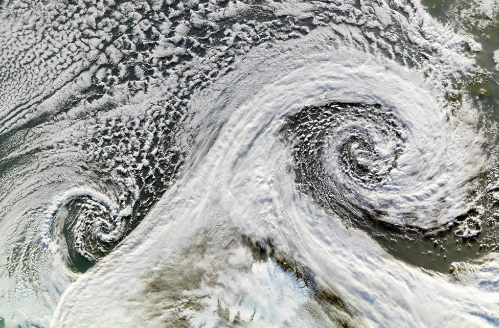 Два циклону були помічені з космосу на південь від Ісландії, острівної держави, розташованого в північній частині Атлантичного океану (на північний захід від Великобританії)