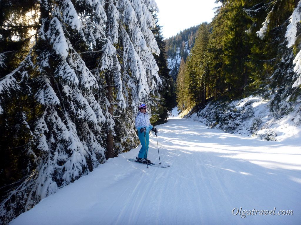 Наша думка протилежне: вчитися кататися на лижах в Альпбахе не рекомендую, траси, особливо сині, вузькі і дуже багато людей, які не вміють кататися