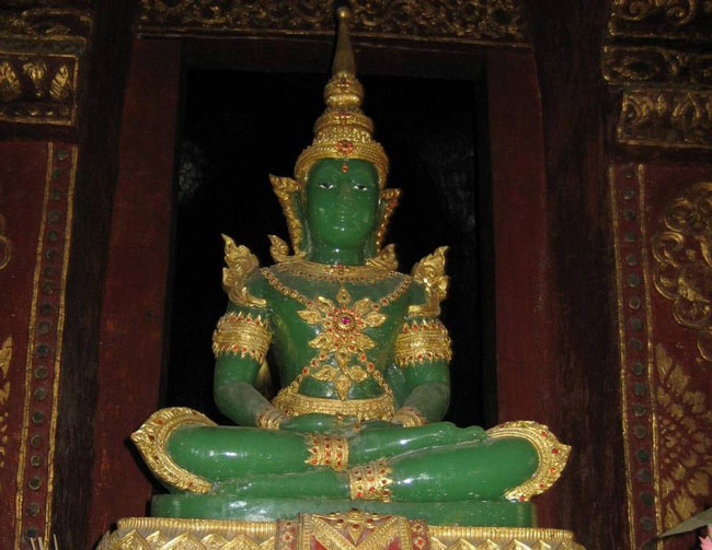 Пізніше з'ясувалося, що статуя вирізана не з смарагду, а з зеленого нефриту