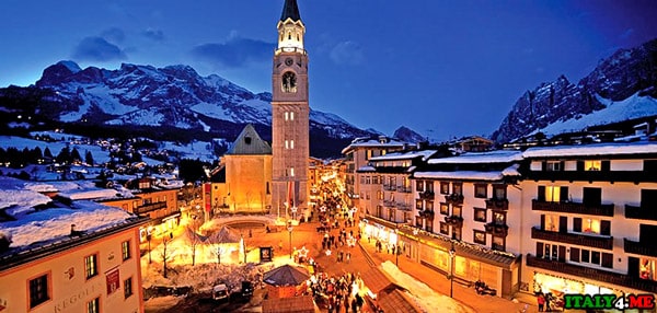 Місто Кортіна-д'Ампеццо (Cortina d'Ampezzo) лежить в оточенні гір і на одній з них, а також в ланцюзі костелів, побудованих багато століть назад
