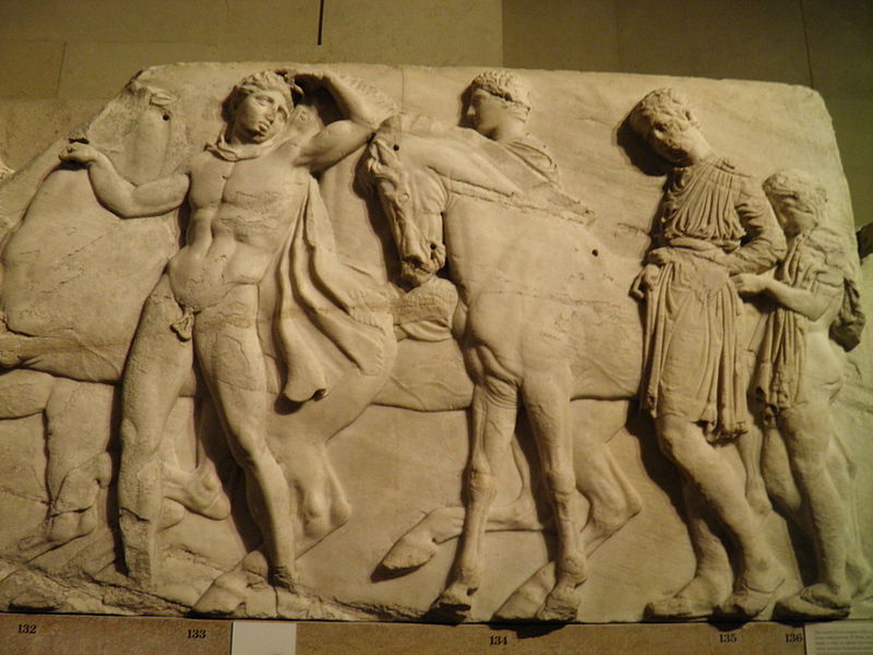Обидва фронтону були зайняті групами, що зображали на східному фронтоні народження Афіни з голови Зевса, а на західному - суперечка богині з Посейдоном через володіння Аттикою