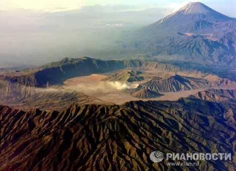 На фото: вулкан Бромо на острові Ява в Індонезії