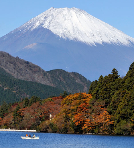 Фудзі - найвища гірська вершина (3776 м) Японії, зовні гора виглядає як майже симетричний конус, є одним із символів країни і привертає велику кількість туристів