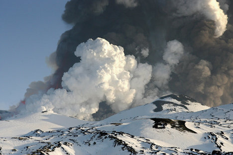 В середньому раз в три місяці вулкан вивергає лаву