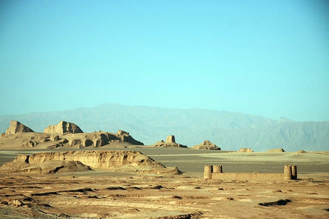 Солончакова пустеля вважається неофіційним переможцем рейтингу, оскільки в 2005 році інформація про температуру була отримана за допомогою космічного супутника