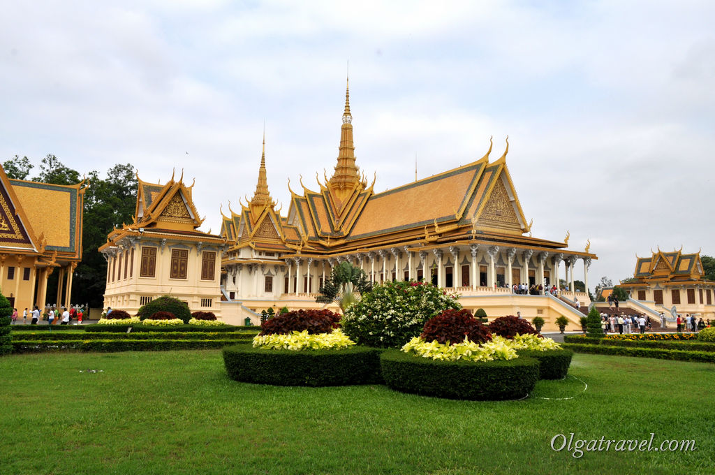 На території комплексу Королівського палацу затишний парк у французом стилі   Зелені галявини, рівно підстрижені дерева - невже ми в Камбоджі