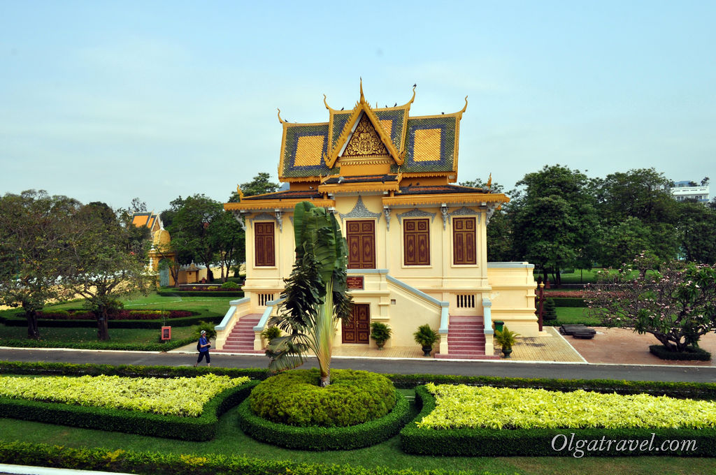 Один з них зараз можна відвідати і побачити золоті кубки, срібні статуї Будд, королівські одягу і головні убори
