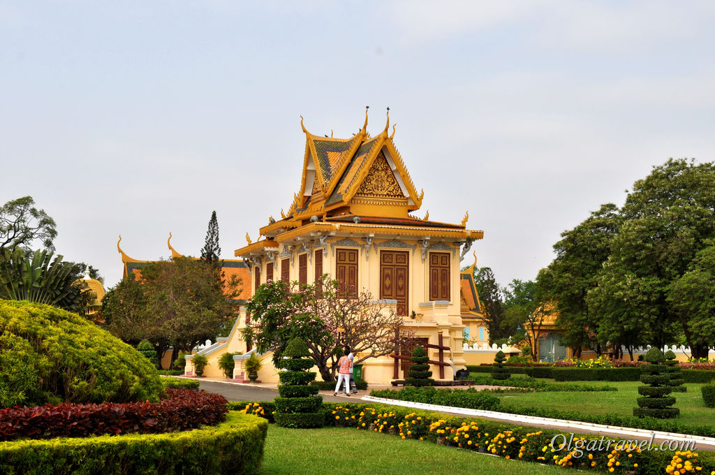 Незважаючи на те, що павільйони палацу побудовано в національному кхмерском стилі, навколо палацу розбитий красивий і дуже доглянутий парк у французькому стилі з симетрично підстриженими деревами, рівними клумбами