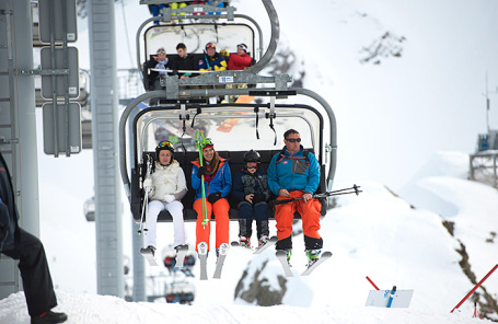 У російських любителів гірських лиж з'явився новий тренд - Цахкадзор, містечко з видом на Арарат і озеро Севан