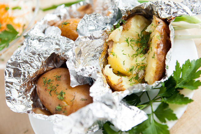 Рецепти на багатті: картопля, запечена в фользі з часником