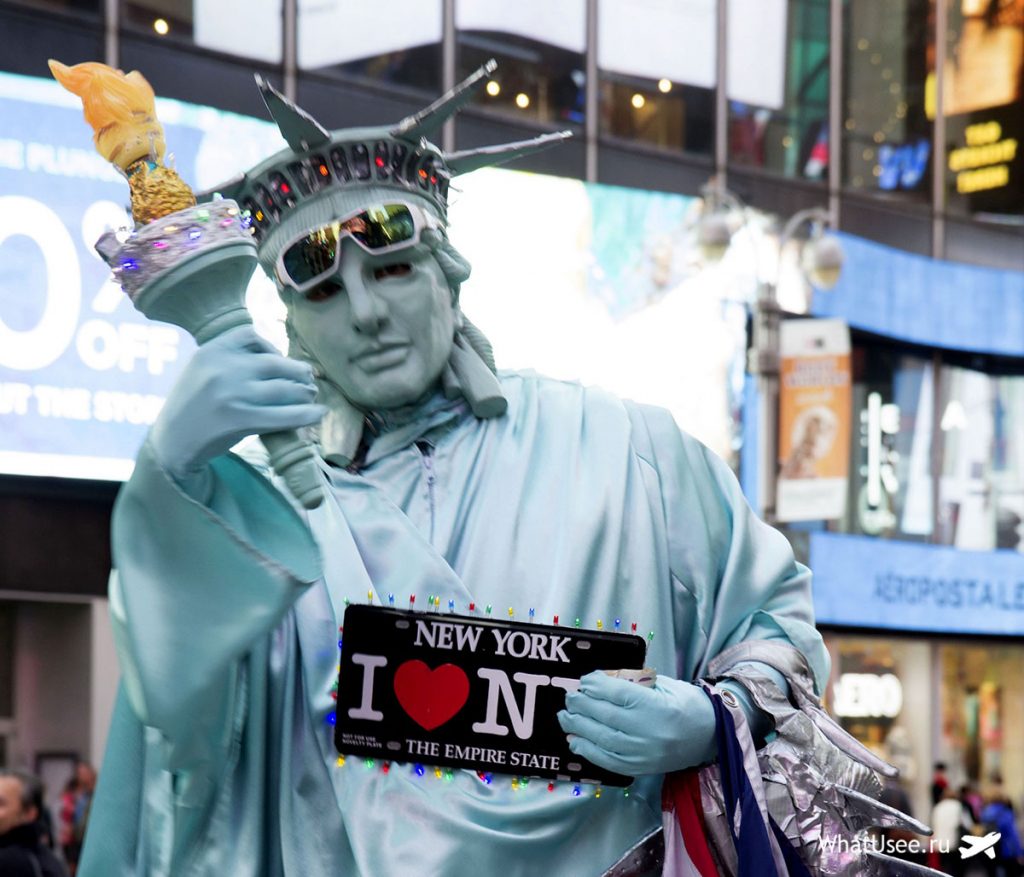 Багато на площі Таймс сквер одягнені в смішні костюми і фотографуються з численними туристами за плату