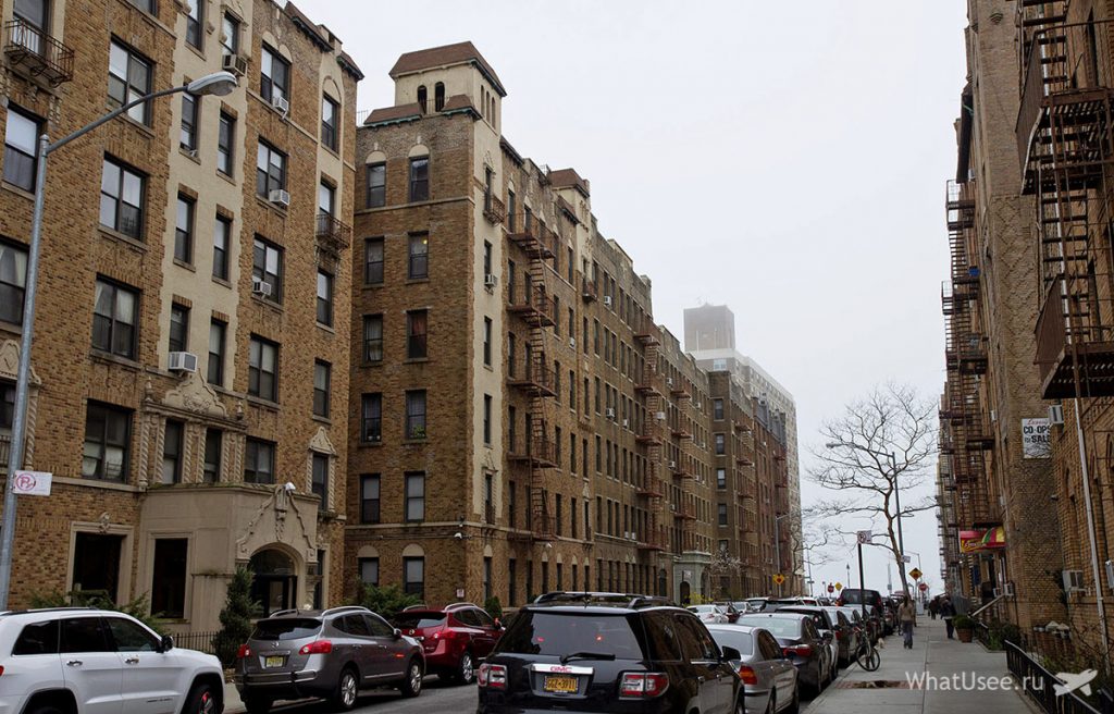 Начебто і вдома цивільні, не гірше, ніж в інших районах, але все одно в повітрі розливається якийсь смуток   Йдемо до Бруклінському променаду: