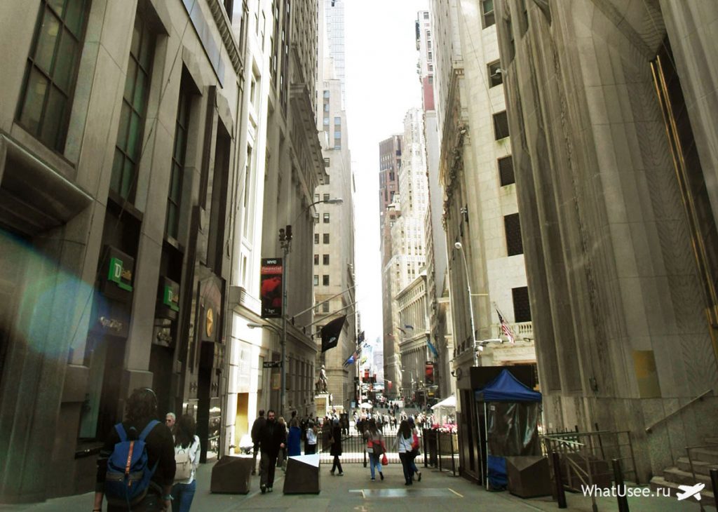 Головна визначна пам'ятка Уолл-стріт - розташована тут Нью-Йоркська фондова біржа