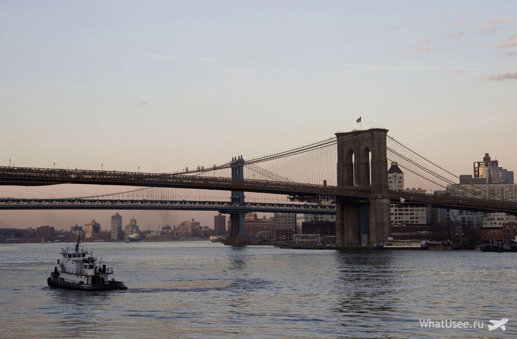 Спочатку кораблик проходить під Бруклинским мостом