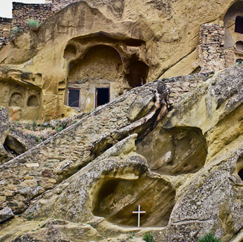 У кам'яних келіях монастиря Давид Гареджі досі живуть монахи
