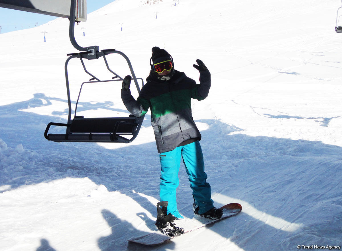 На курорті багато професійних інструкторів, які навчають катання на лижах і сноуборді, як дітей, так і дорослих