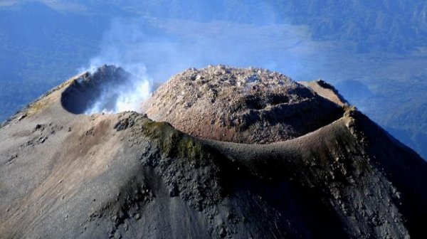 На знімках, які розповсюджуються уфологами, видно великі чорні точки в повітрі серед вулканічного попелу