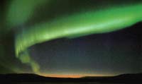 Північне сяйво або Аврора Бореалис - це світлове явище, яке виникає на небі в арктичних областях темної ночі в ясну погоду (проте воно з'являється не так часто, ніж хотілося б туристам)