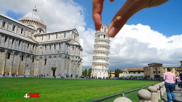 А деякі туристи такі сильні, що можуть підняти вежу всього двома пальцями