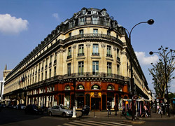 Готель Le Grand Hotel Париж - це одна з найвідоміших готелів столиці Франції, розташована на вулиці Rue Scribe, що в центральній частині Парижа навпроти будівлі паризької опери Гарньє