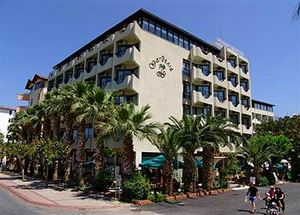 Всього в п'ятдесяти метрах від пляжу Клеопатри розкинувся   шикарний готель 4 зірки   Gardenia Hotel
