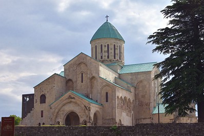 Цей величний собор височить над Кутаїсі, і його видно з будь-якої точки міста