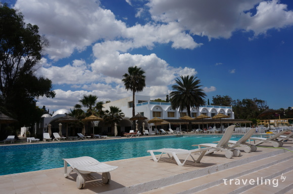 У квітні вже потроху заповнюються лежаки у готельних басейнів, але   пляжі Тунісу   поки що порожні