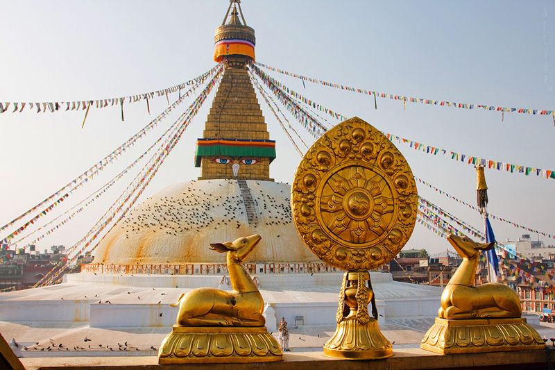 Б уддійскій храмовий комплекс на північно-східній околиці Катманду (в 5 км від туристичного району Тамела), одне з найбільш священних буддійських місць в місті і основний центр тибетського буддизму в Непалі