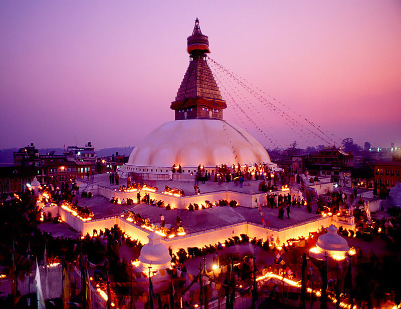 Вежа увінчана легким павільйоном з круглим барабаном витонченої конструкцією, яка представляє собою оригінальне розвиток традиційного зонтичного навершя індійської ступи