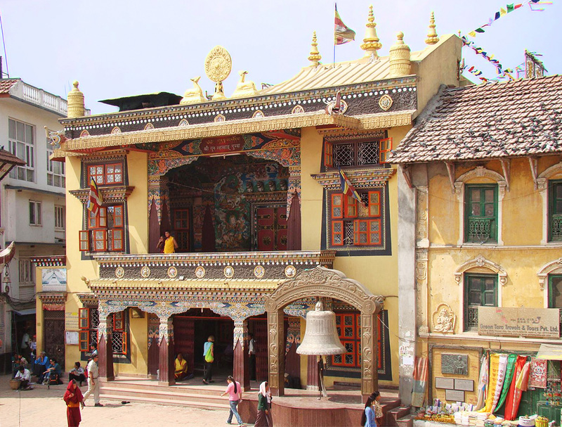 Ступа Боднатх визначає ритм життя не просто навколишнього її площі, але всього кварталу, заповненого численними гомпи (тибетськими монастирями), майстернями, готелями, кафе і сувенірними крамницями