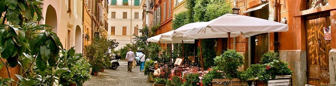 Після насиченого дня в Римі ми прямуємо в найбільш жвавий район міста - Трастевере, де можна   спробувати кращу в Римі кухню   і насолодитися унікальною атмосферою