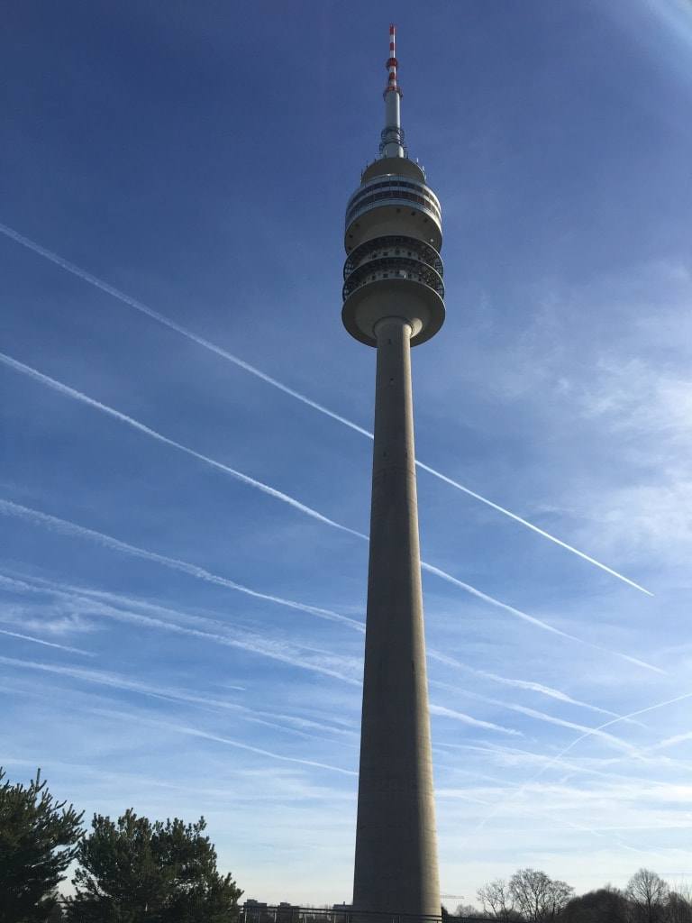 Ось Мюнхенська телевежа (Olympiaturm), відкриття якої було приурочено до Олімпійських Ігор