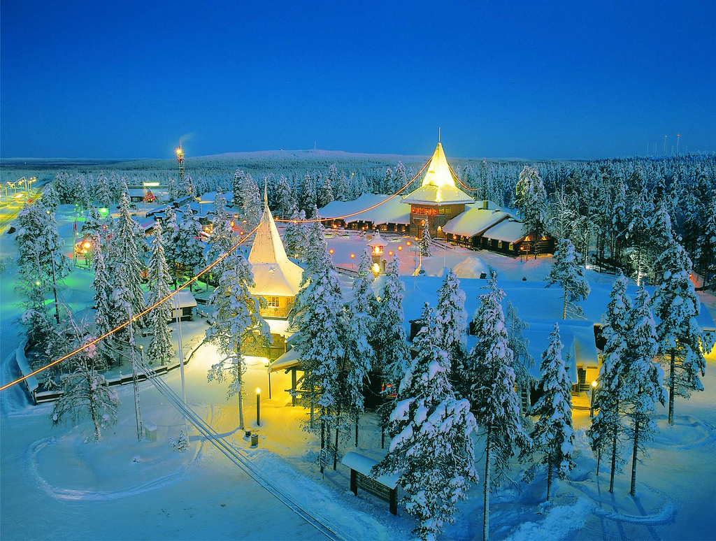 Село Санта-Клауса, знаходиться в 8-кілометрах від міста Рованіємі в провінції Лапландія (Фінляндія)