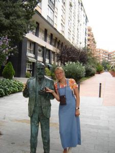 Називається пам'ятник просто: «(Посвята) Антоніо Гауді» (   A Antoni Gaudí   )