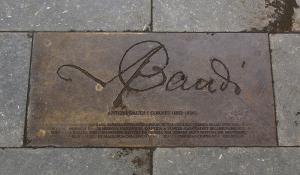 Тут же на бруківці біля пам'ятника зображений автограф (підпис) Гауді: