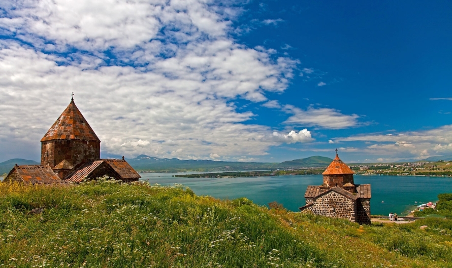 Літо в Вірменії добре провести на озері Севан, коли вода прогрівається до +22 градусів