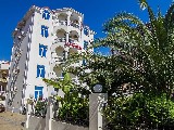 Готель Ла-Коста розташована в 30 метрах від моря в Адлерському районі курорту Сочі, в 10 хвилинах їзди від залізничного вокзалу Адлер і в 15 хвилинах їзди до аеропорту