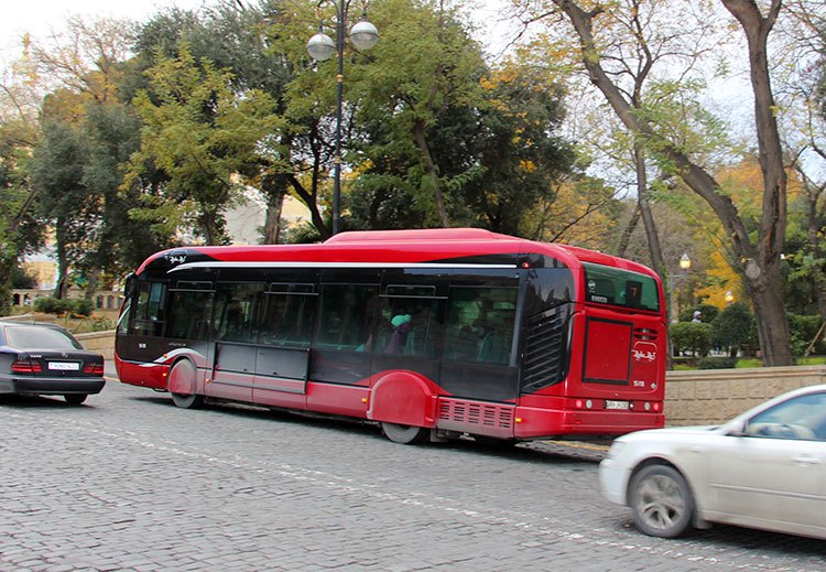 ✔ Картками BakiKart можна також розрахуватися в міських автобусах червоного кольору і в метро