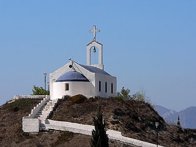 Так сталося і з візантйіской церквою Богородиці Гремніотісси (Богородиці Ущелини) на острові Іос, вибудуваної на отвестной скелі