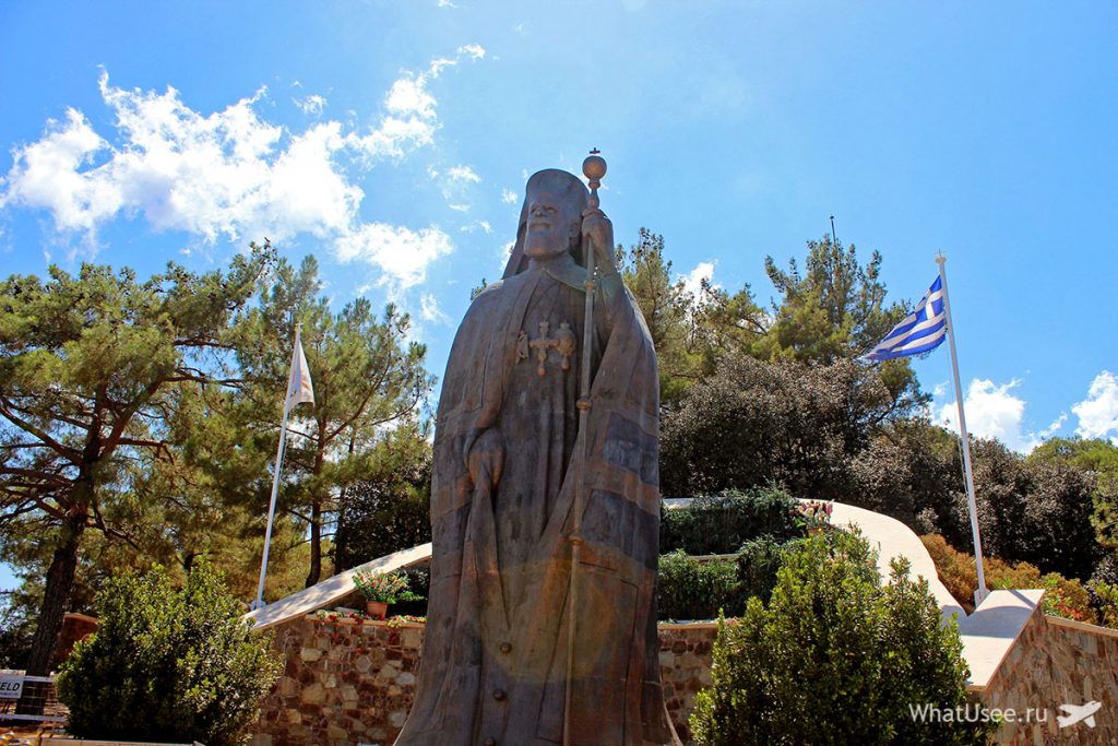 Перед під'їздом до усипальниці стоїть статуя самого архієпископа Макаріоса: