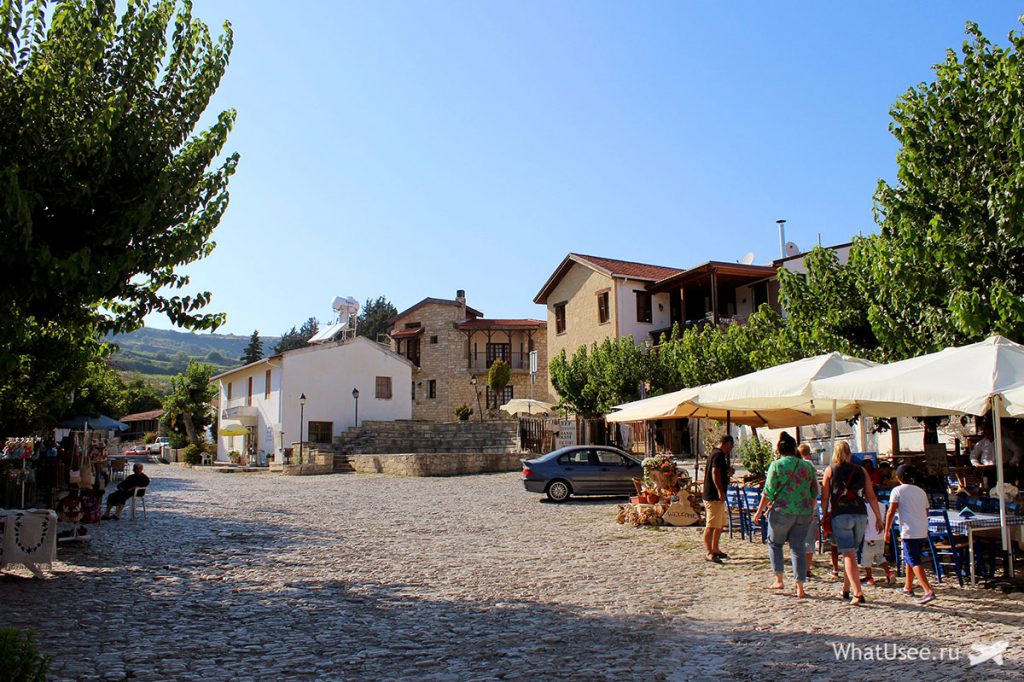 Головна площа села Омодос, наповнена традиційними тавернами, де можна перекусити: