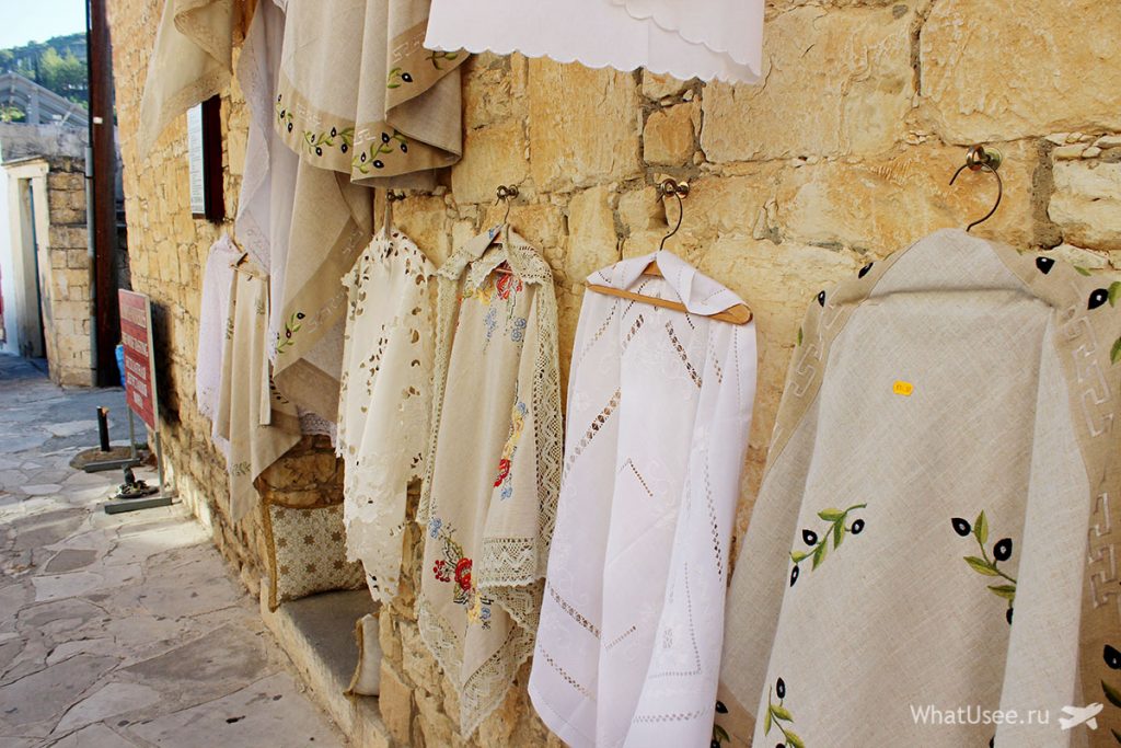 Традиційна кіпрська вишивка і мереживо, зіткане місцевими бабусями: