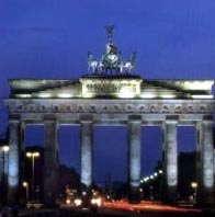 Серед уцілілих після другої світової війни архітектурних споруд в Берліні: Бранденбурзькі ворота